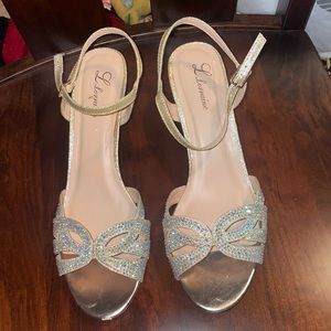 Size 11 Lauren Lorraine 2” heel. They are gold base with sparkles